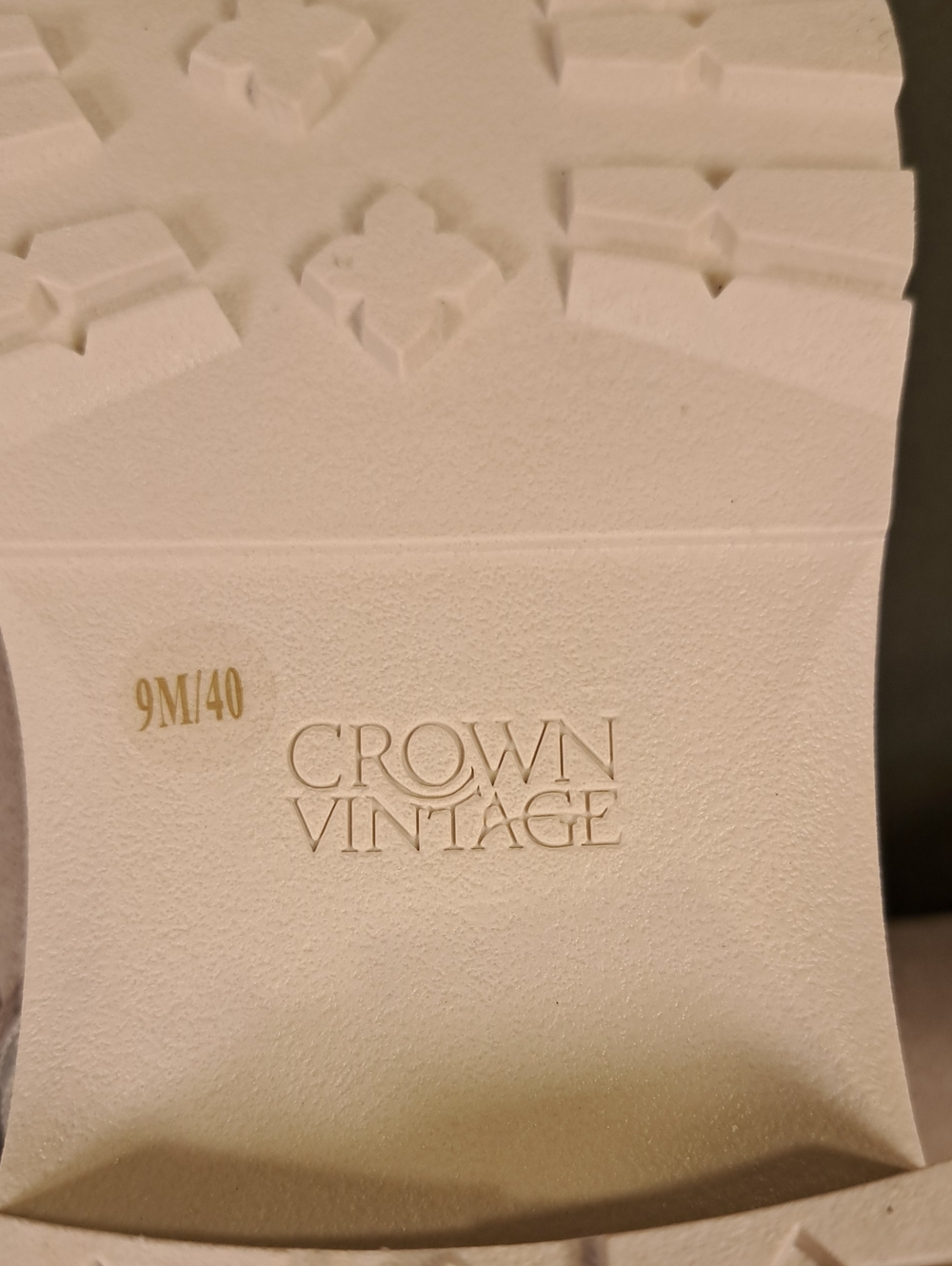 Crown Vintage Taylen Bootie - Color: Dove - Size: Women 9 - Picture 9 of 11